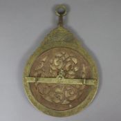 Astrolabium - wohl Persien 19./20.Jh., Messing, graviert, kreisförmige Mater mit erhöhtem Limbus, v