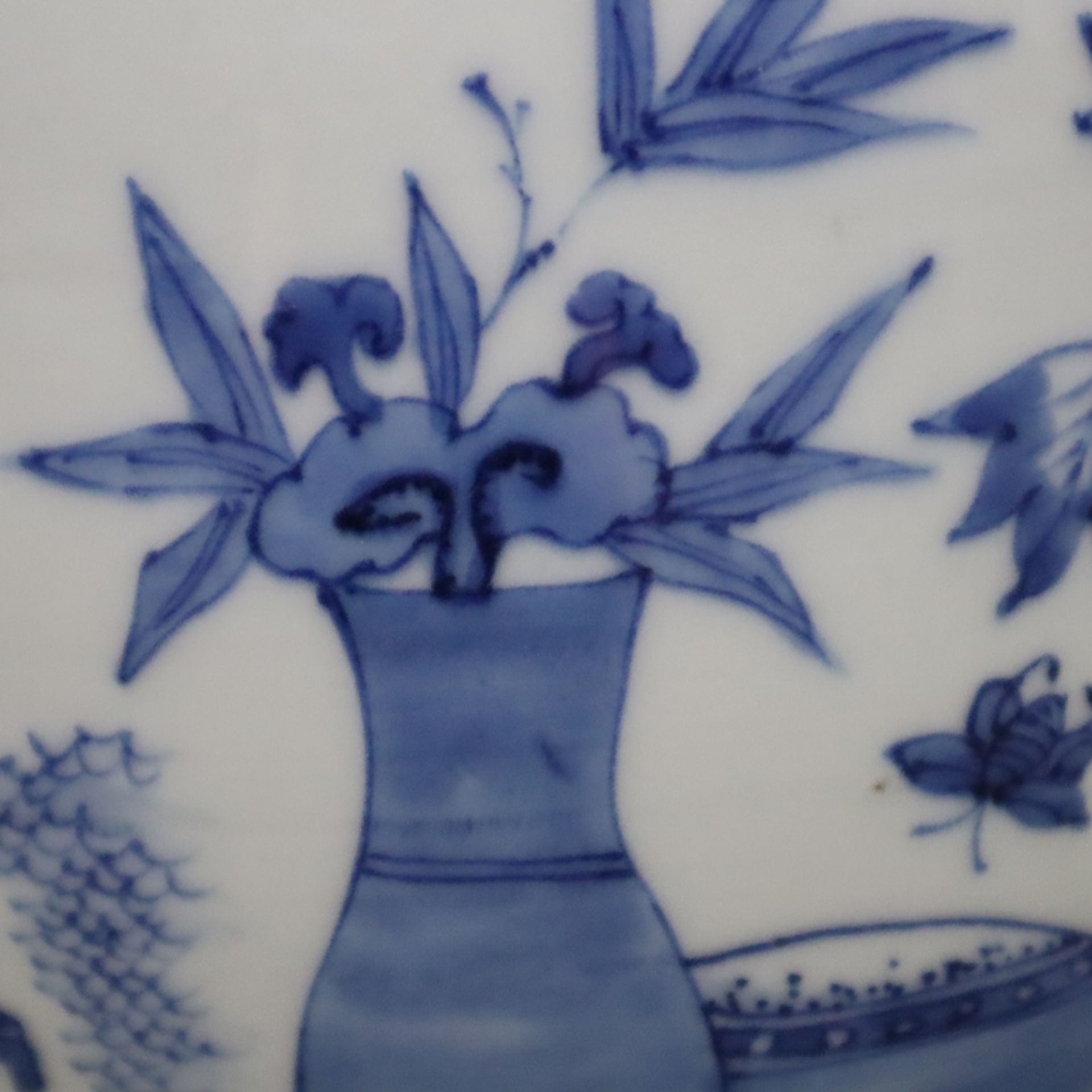 Blau-weiße Vase - China, frühe Qing-Dynastie, Porzellan, umlaufend in Unterglasurblau bemalt mit Bl - Bild 6 aus 10