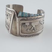 Navajo-Silberarmspange - Sterling Silber mit Reliefdekor und Türkisbesatz, innen gestempelt, Dm.ca.