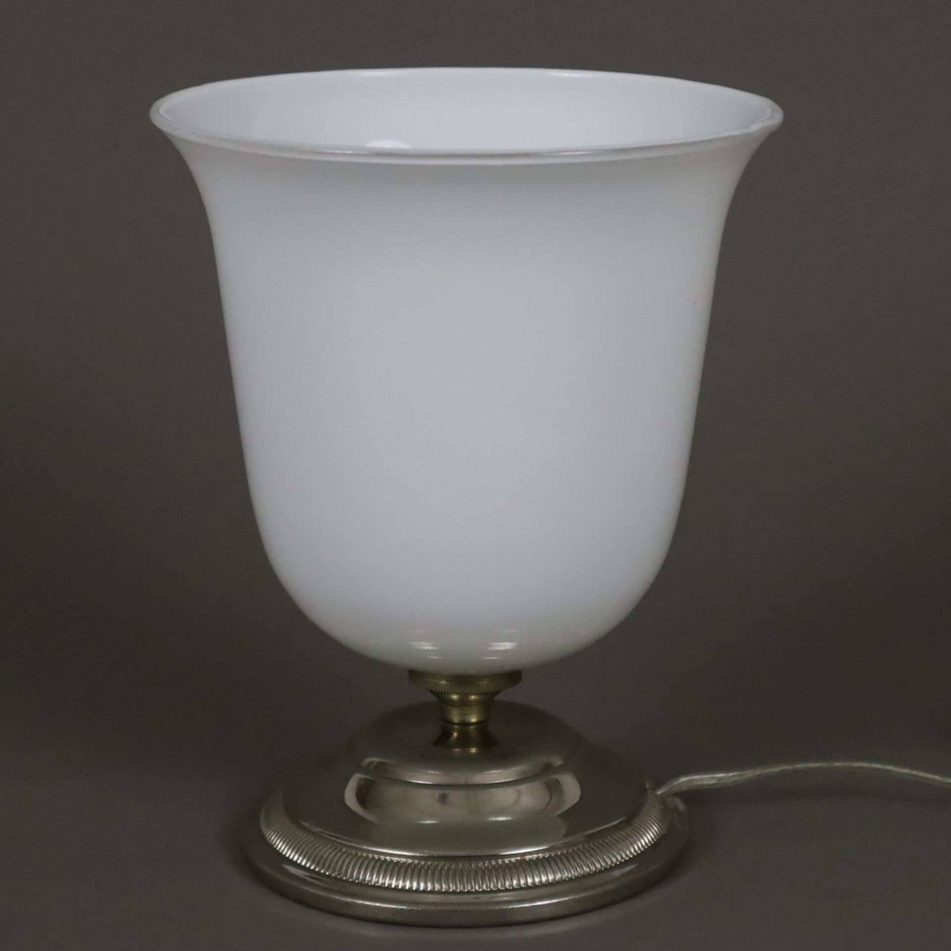 Ein Paar Tischlampen im Art-Déco Stil - Metallfuß, glockenförmiger weißer Opalglas-Schirm, 1-flammi - Bild 2 aus 6