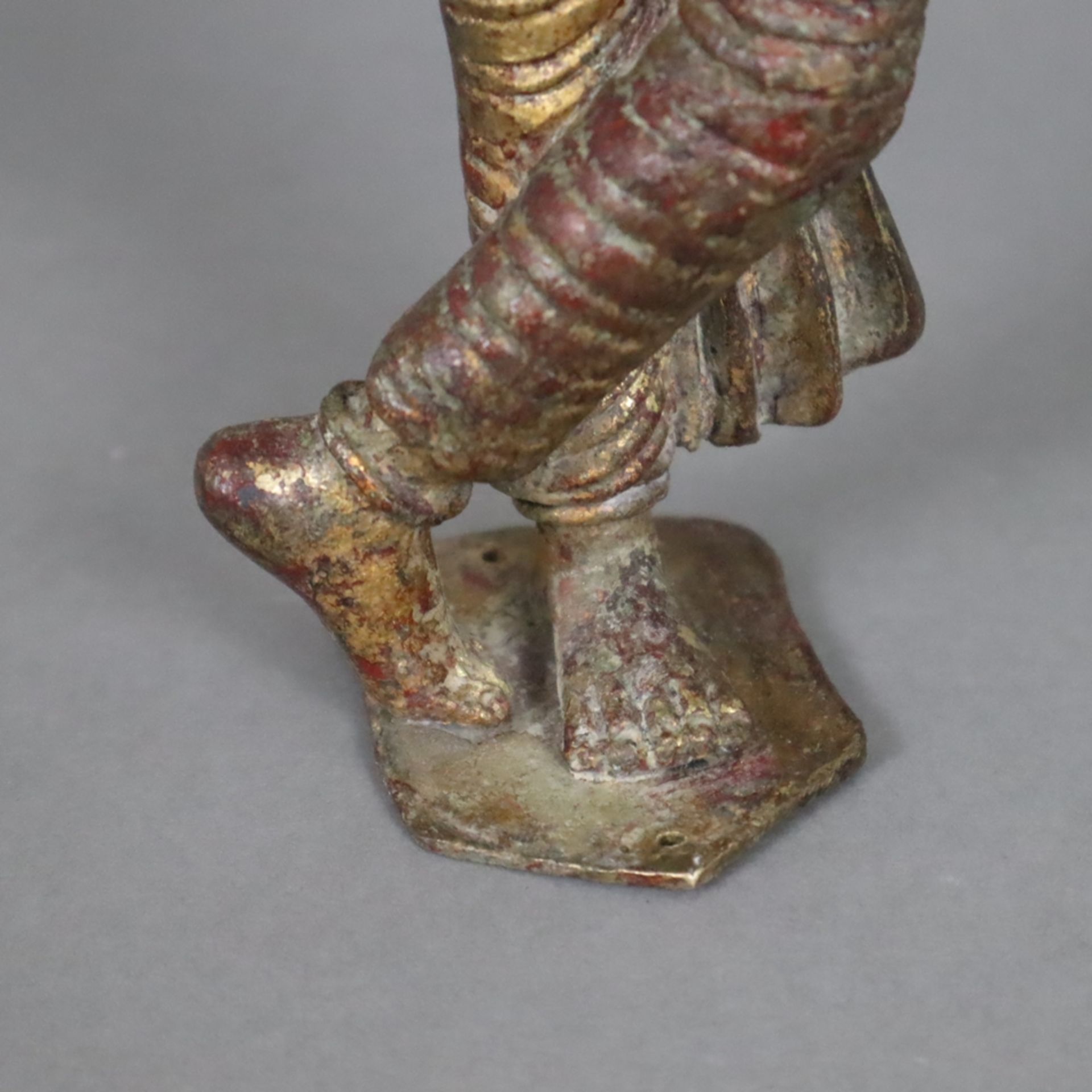 Krishnaitische Figur mit Flöte - Bronzelegierung mit Goldlackfassung, teils berieben, in typischer  - Bild 5 aus 10