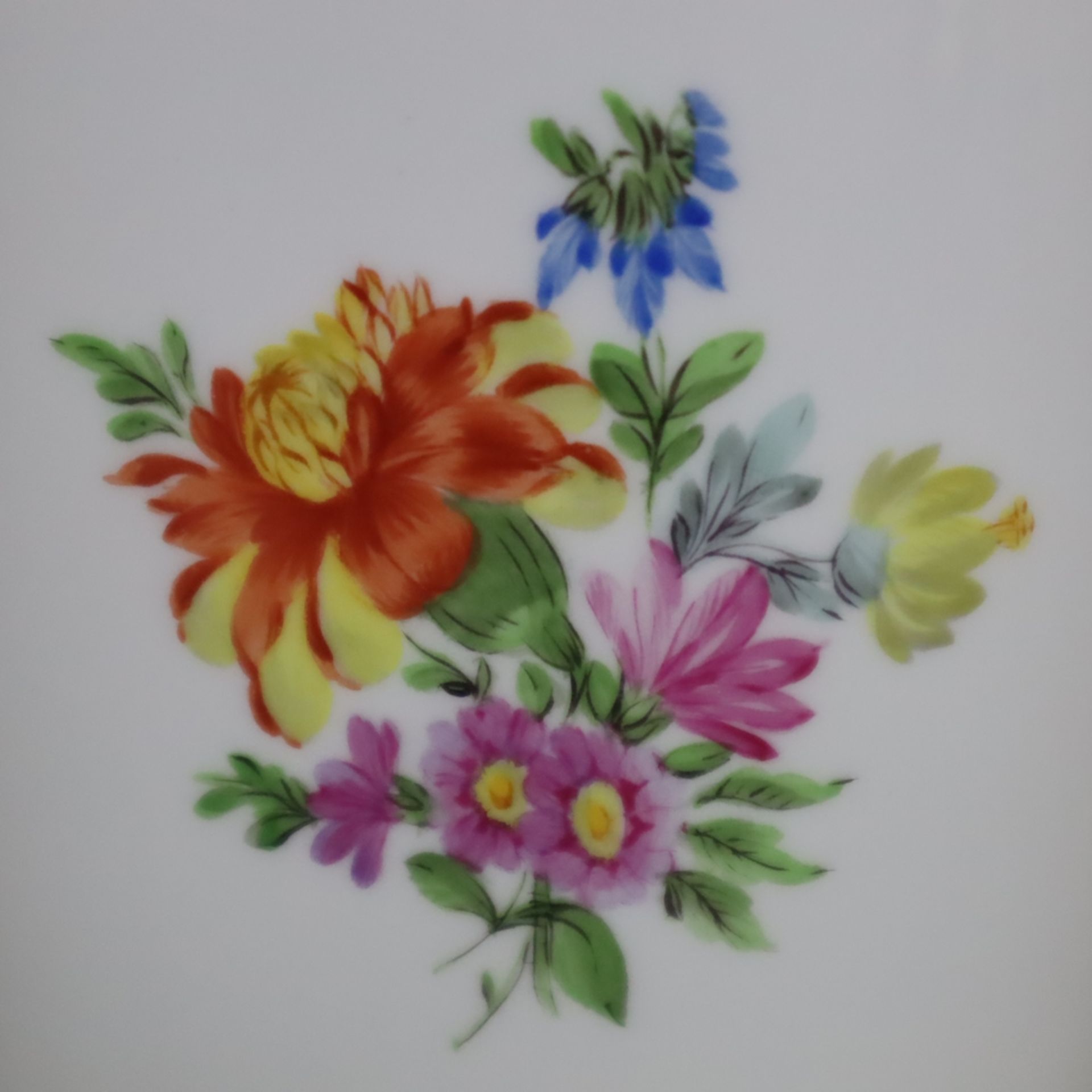 Vase - Herend, Ungarn, Porzellan, polychrom bemalt mit Blumenarrangements und Streublumen, Goldränd - Bild 4 aus 6