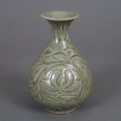 Kleine Yaozhou-Vase im Song-Stil - China, vom Typ “yuhuchun”, umlaufend geschnittener Rankendekor u