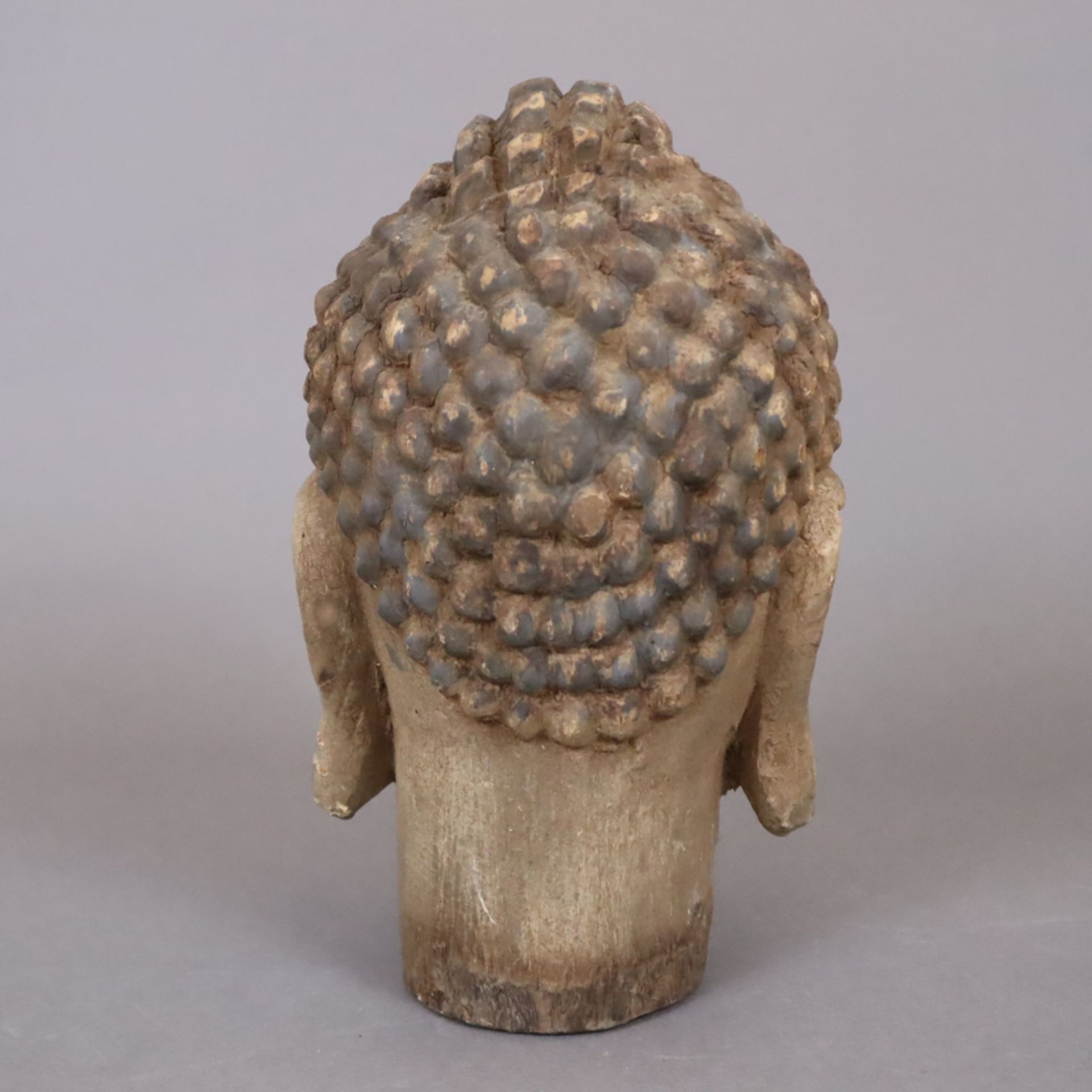 Buddha-Kopf im Ming-Stil - Holz, geschnitzt und farbig gefasst, vollplastisch gearbeitet, Kopf mit  - Bild 7 aus 8