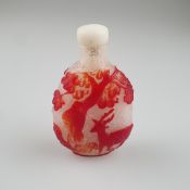 Snuffbottle - China, späte Qing-Dynastie, Schneeflockenglas mit rotem Überfang, der einen unter Beg