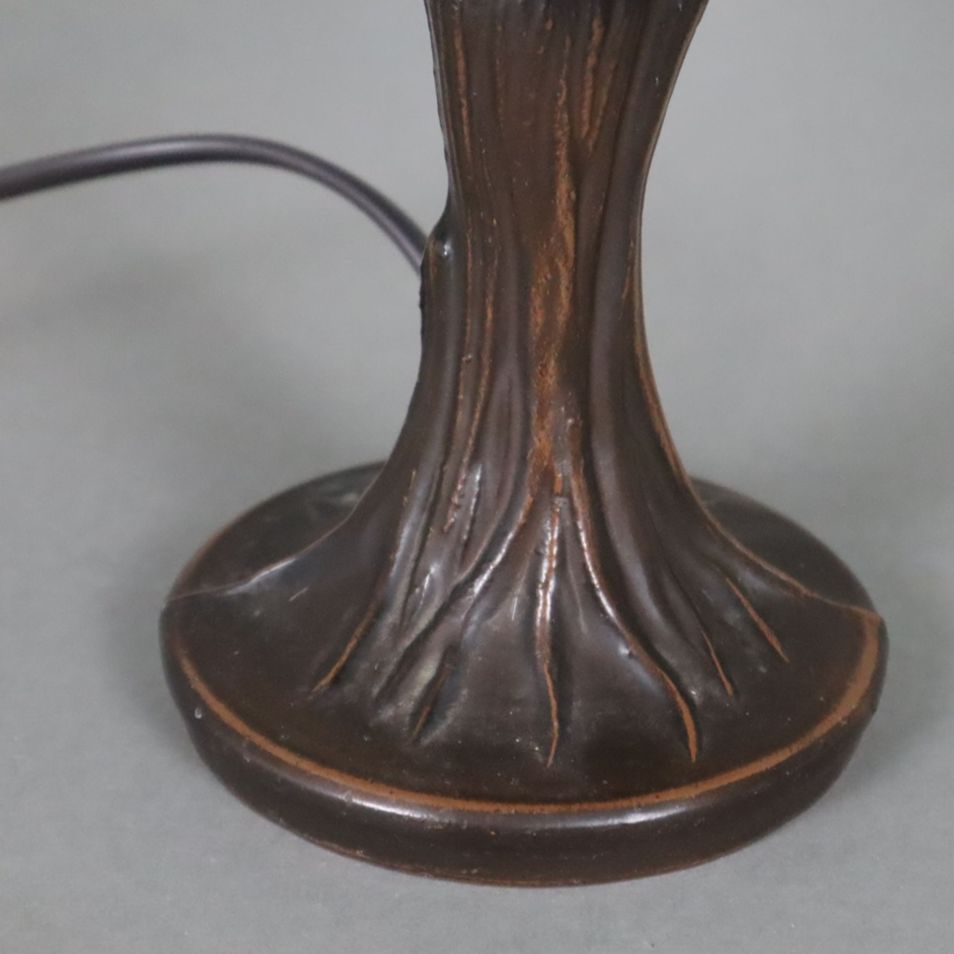 Kleine Tischlampe im Tiffany-Stil - 20.Jh., bronzierter Metallstand in Baumstammoptik, Schirm aus t - Bild 5 aus 5