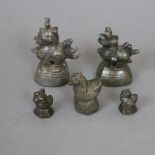 Fünf Opiumgewichte - Burma, überwiegend Messing, 2 Fo-Hunde und 3 Hintha-Figuren (Enten), Gewicht c
