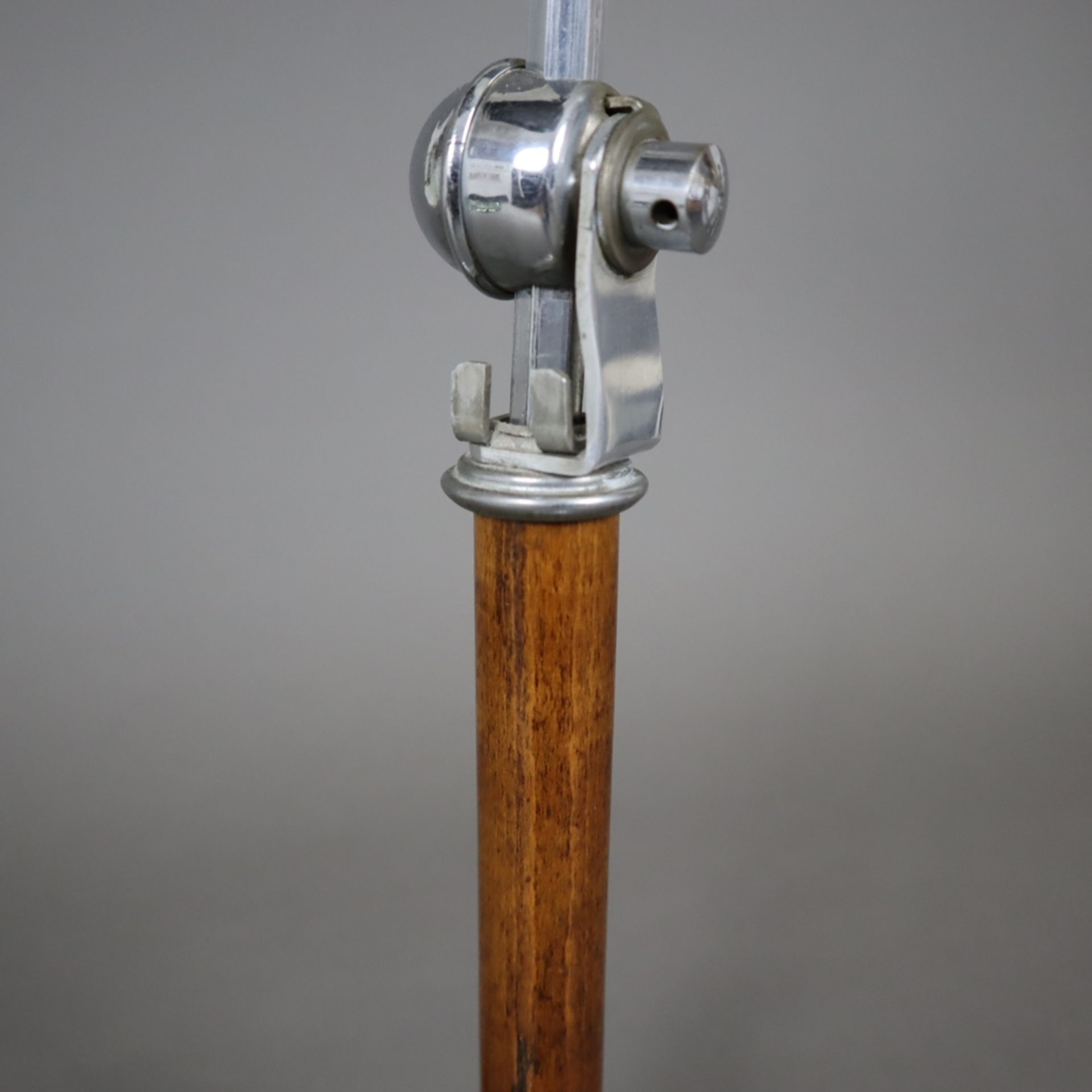 Art-Déco Tischlampe - 1.Hälfte 20.Jh., verchromtes Messing/Holz/Glas, trichterförmiger Standfuß, zy - Bild 3 aus 9