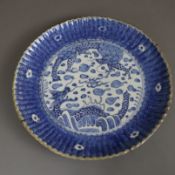 Rundplatte mit Drachenmotiv - China, aus Porzellan mit kobaltblauem Drachendekor im Spiegel, gefäch