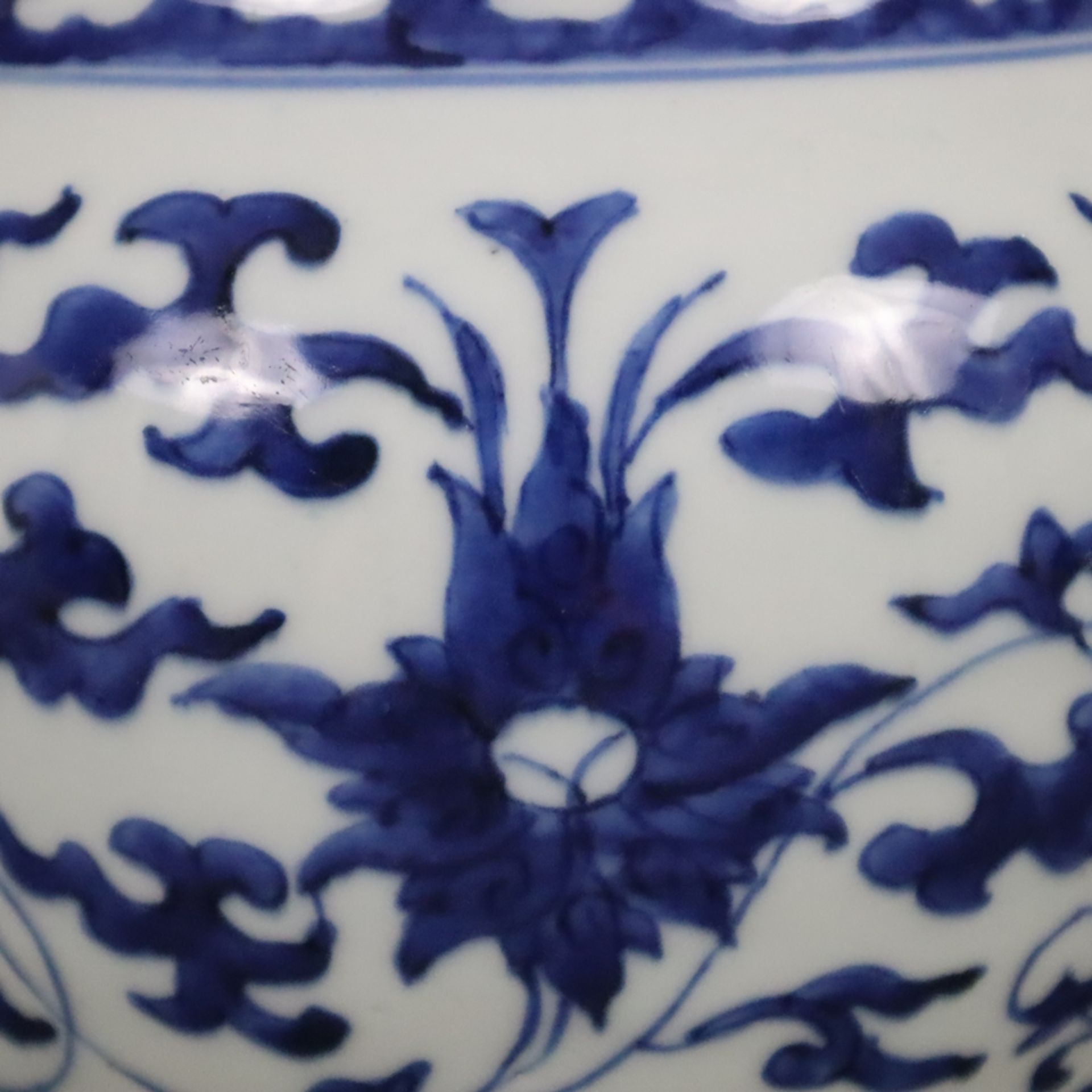 Cachepot - China, Qing-Dynastie, Porzellan, umlaufend mäandrierender Rankendekor mit großen Blüten  - Bild 5 aus 8