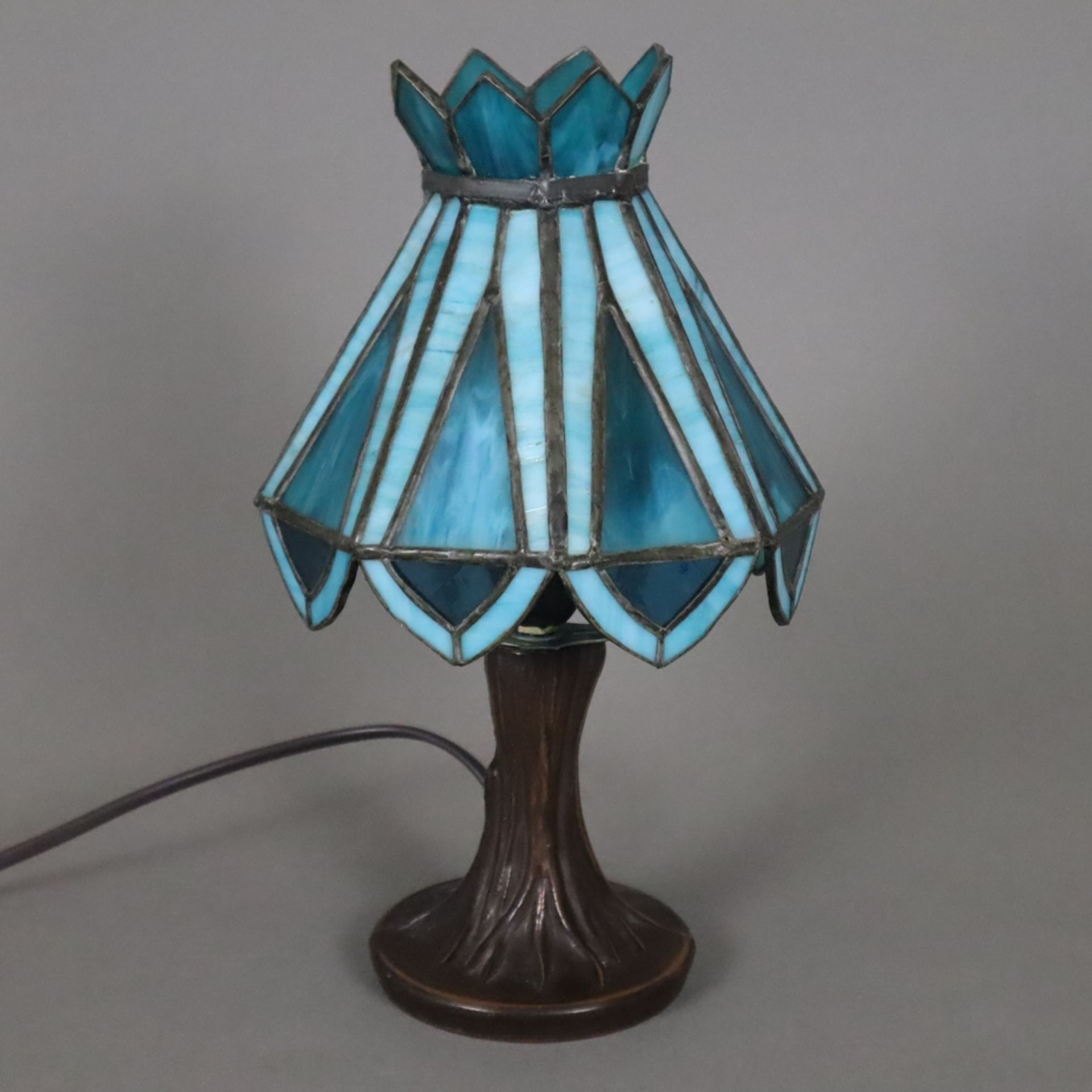 Kleine Tischlampe im Tiffany-Stil - 20.Jh., bronzierter Metallstand in Baumstammoptik, Schirm aus t