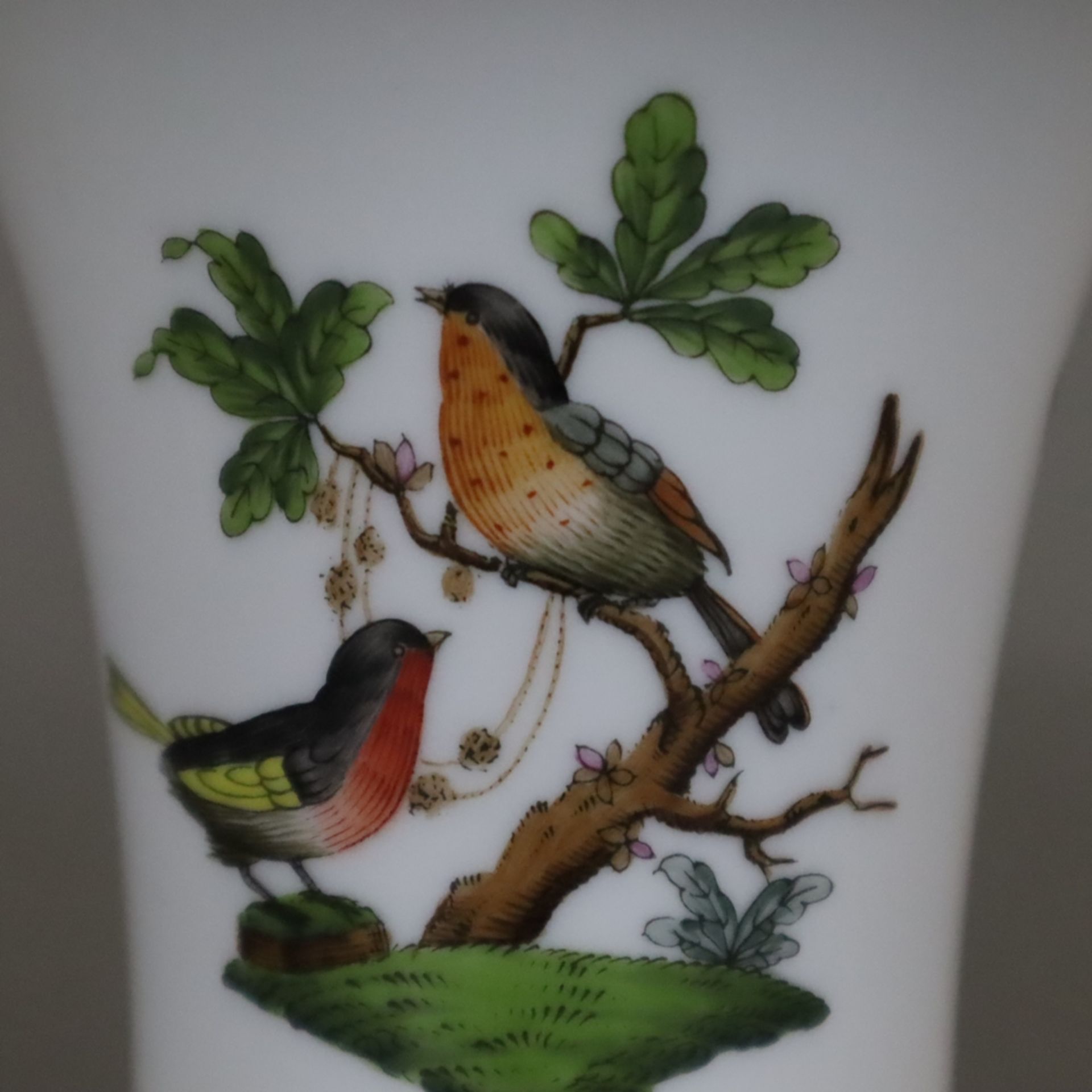 Kleine Trichtervase - Herend, Ungarn, Porzellan, Dekor "Rothschild", polychrome Malerei mit Vogel-u - Bild 2 aus 5
