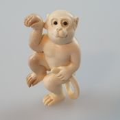 Katabori-Netsuke - Tanzender Affe, feine Elfenbein-Schnitzarbeit, dunkel eingelegte Augen, untersei
