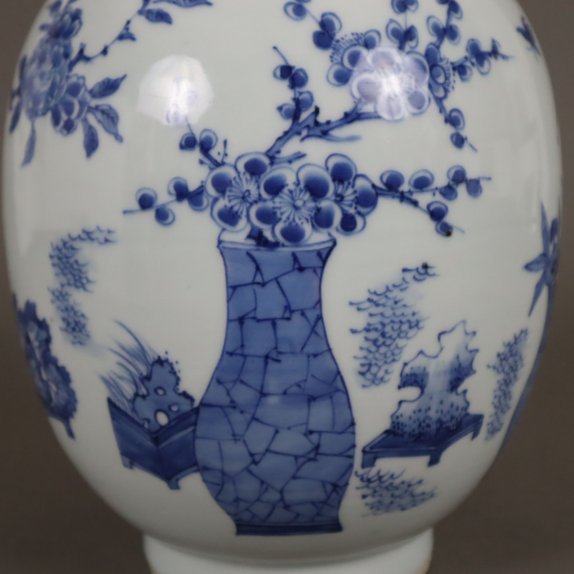 Blau-weiße Vase - China, frühe Qing-Dynastie, Porzellan, umlaufend in Unterglasurblau bemalt mit Bl - Bild 7 aus 10