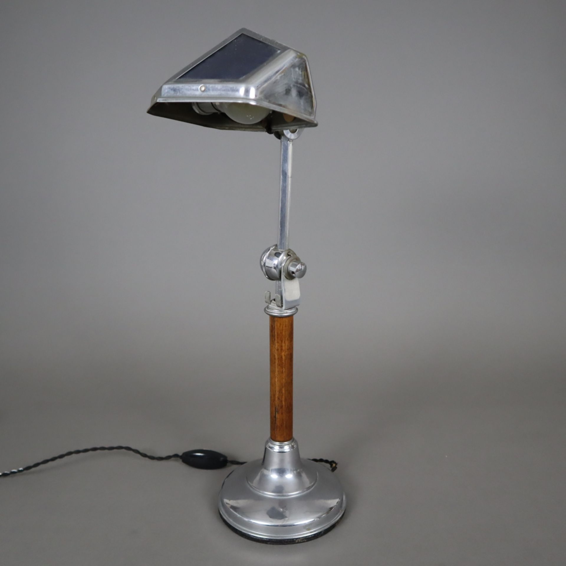 Art-Déco Tischlampe - 1.Hälfte 20.Jh., verchromtes Messing/Holz/Glas, trichterförmiger Standfuß, zy - Bild 2 aus 9