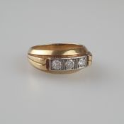 Goldring mit Diamanten - Gelbgold 585/000, gestempelt, länglicher Ringkopf besetzt mit drei Diamant