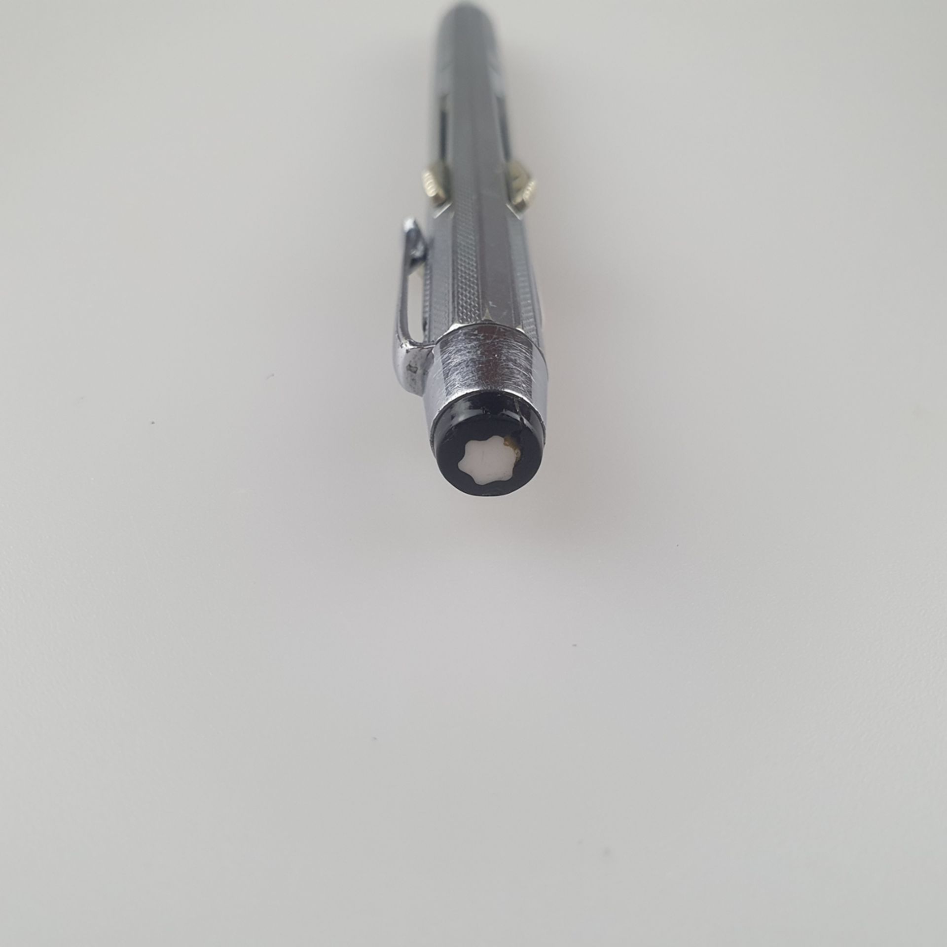 Mehrfarb-Kugelschreiber MONTBLANC - Stahlgehäuse mit guillochierten Kanneluren, L. ca.13,2 cm, leic - Bild 3 aus 4
