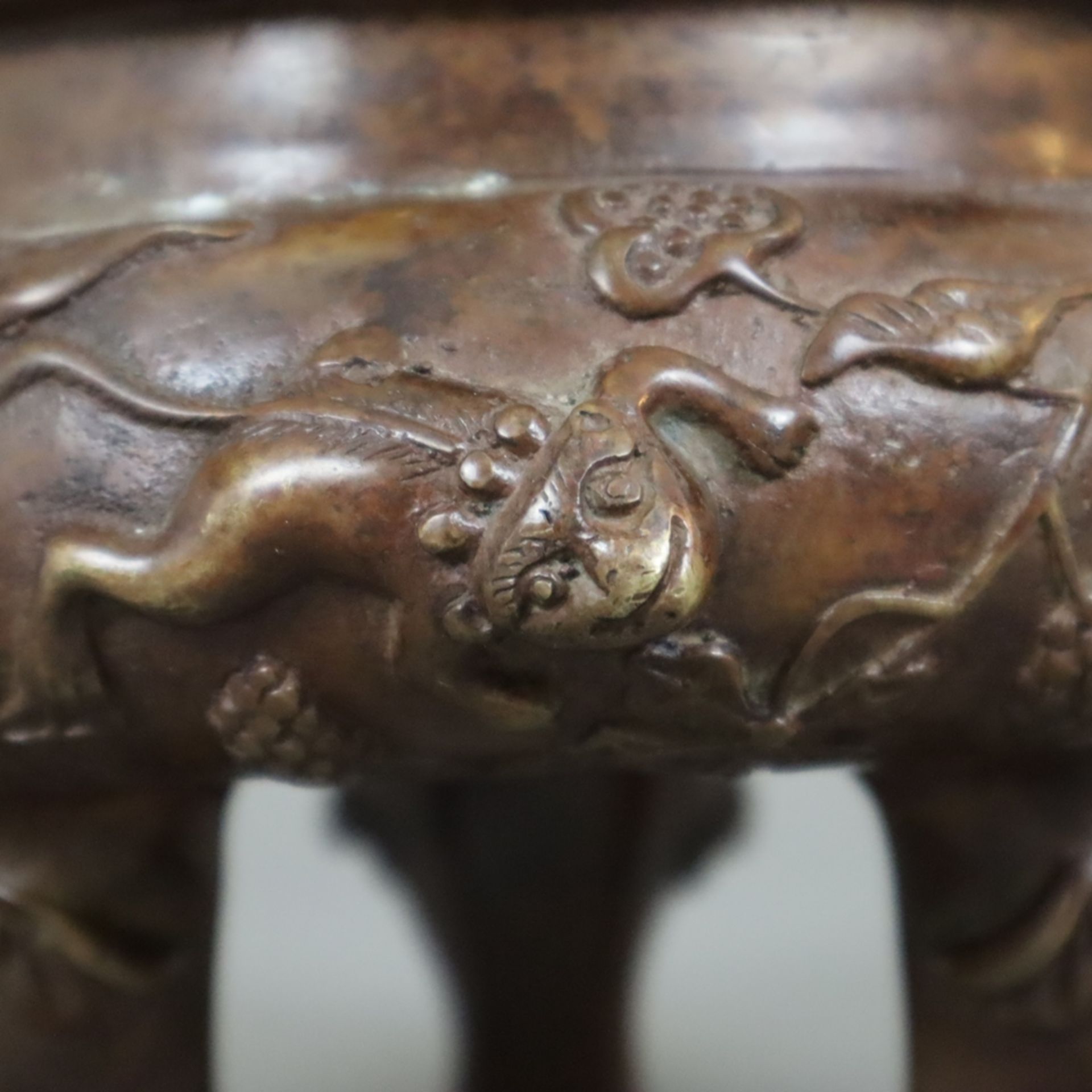 Räuchergefäß - Bronze, gedrungener runder Korpus auf drei geschwungenen Beinen mit Elefantenköpfen, - Bild 6 aus 10