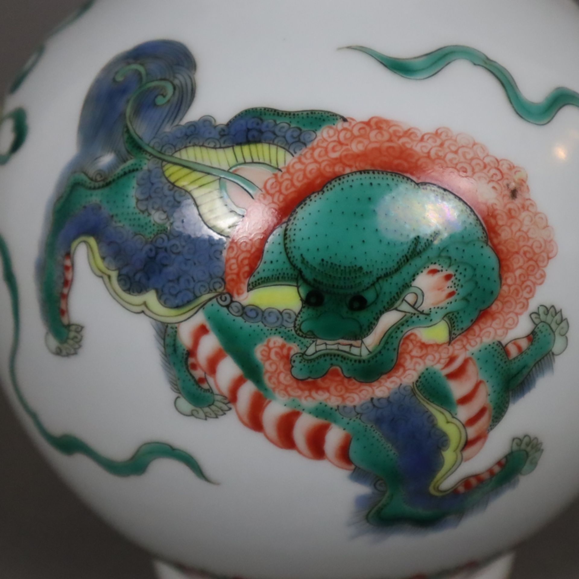Flaschenvase - China, Porzellan, umlaufend spielende Shishis mit Brokatbällen sowie Blüten-, Ruyiko - Bild 4 aus 9
