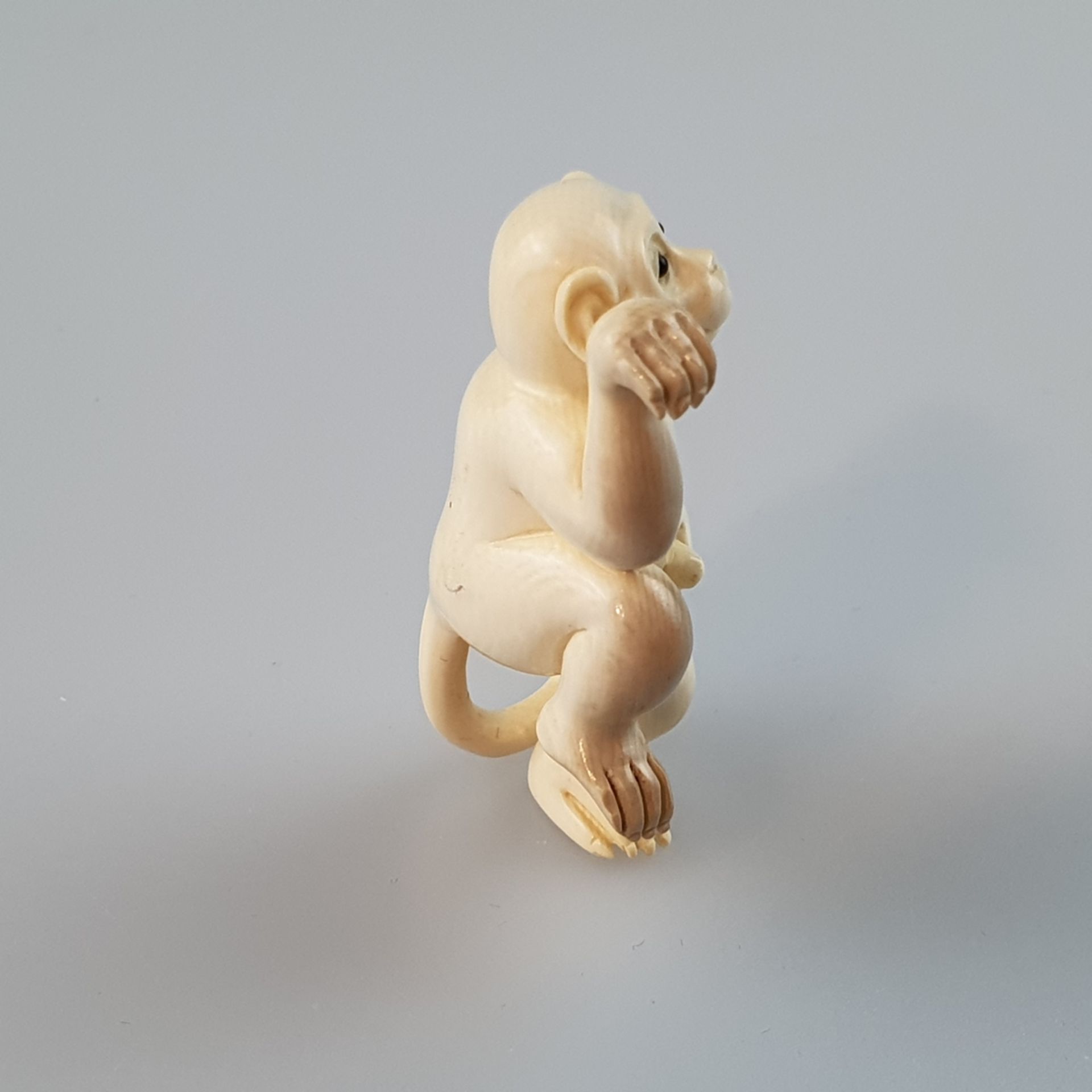 Katabori-Netsuke - Tanzender Affe, feine Elfenbein-Schnitzarbeit, dunkel eingelegte Augen, untersei - Bild 4 aus 6