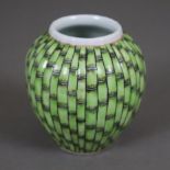 Kleine Vase - Porzellan, ovoide Wandung mit Rippenstruktur, polychrome Staffage in Bambus-Optik, au