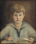 Portraitist/in -Anfang 20.Jh. - Frontalbildnis eines Jungen im Matrosenanzug, ein Buch durchblätter