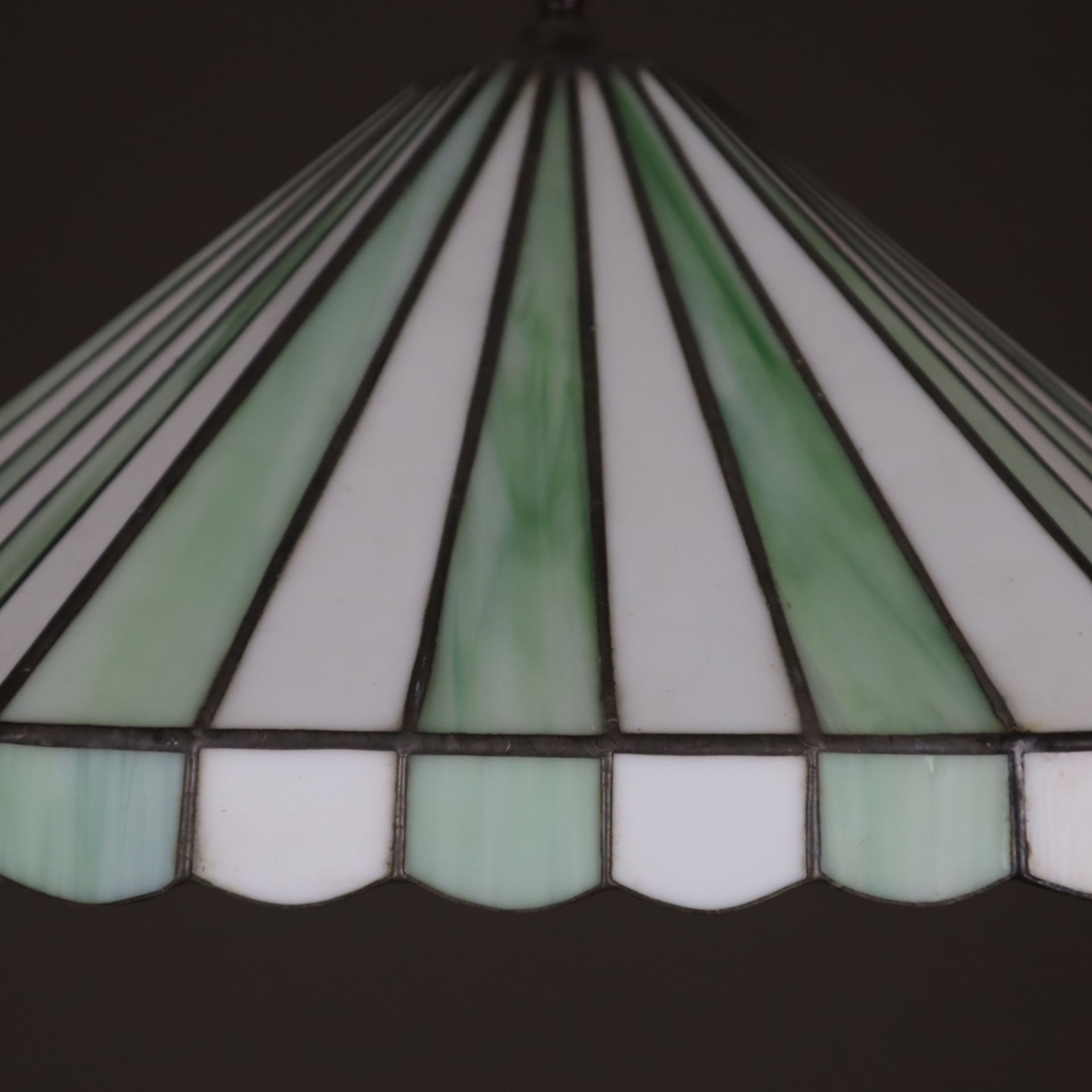 Deckenlampe im Tiffany-Stil - sechseckiger Glasschirm mit Bleibändern, alternierende grüne und weiß - Bild 2 aus 6
