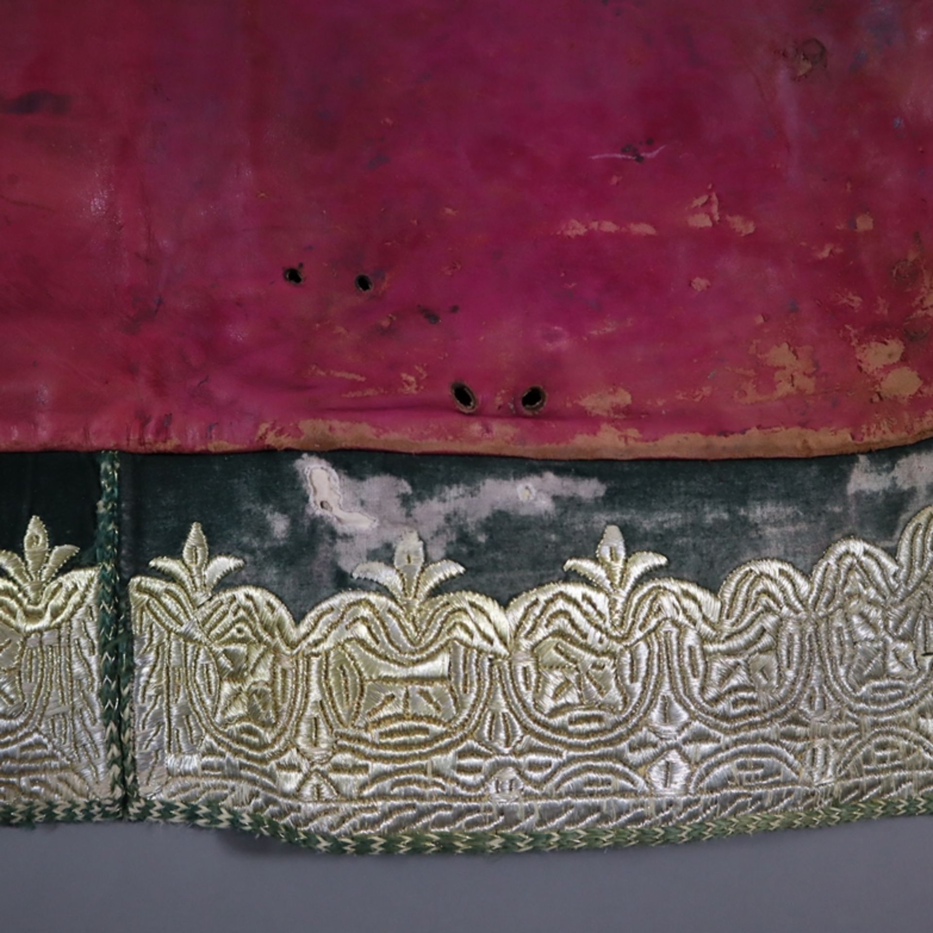 Prunkvolle Satteldecken mit Gurt - Orient, 3-tlg, lederne Satteldecken in rechteckiger bzw. ovaler  - Bild 8 aus 10