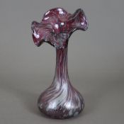 Vase - dickwandiges Glas mit lüstrierenden Farbeinschmelzungen, gebauchter Korpus mit langem Hals u