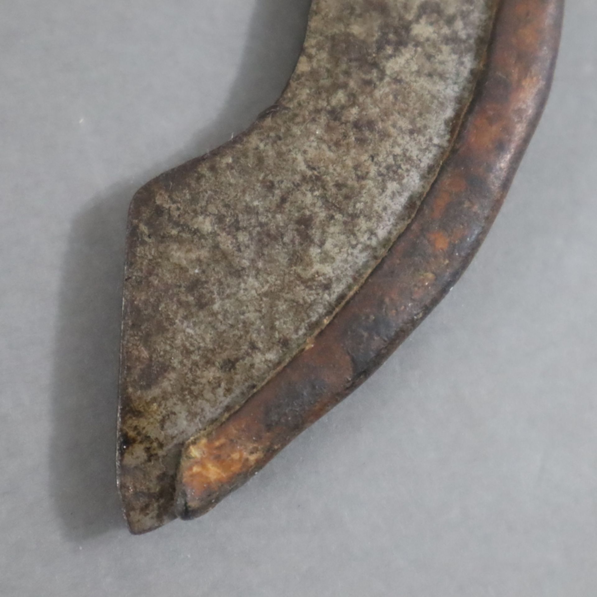 Armschlagring - Turkana/Kenia, einklingiges Handgelenkmesser in Form einer runden durchbrochenen Ei - Bild 3 aus 3