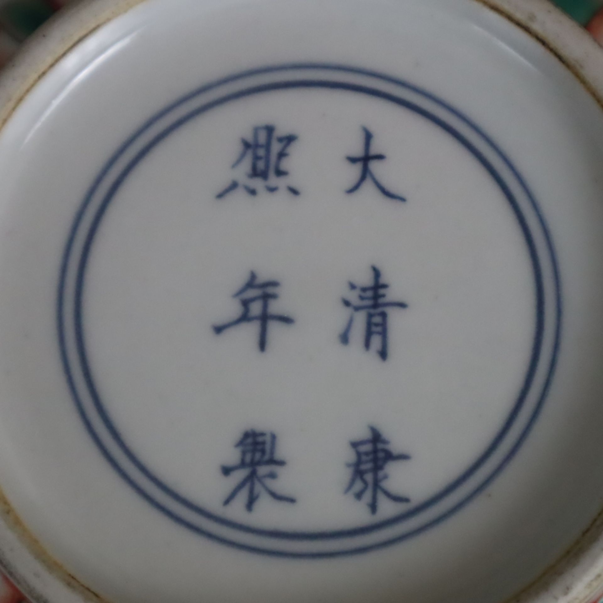 Flaschenvase - China, Porzellan, umlaufend spielende Shishis mit Brokatbällen sowie Blüten-, Ruyiko - Bild 9 aus 9