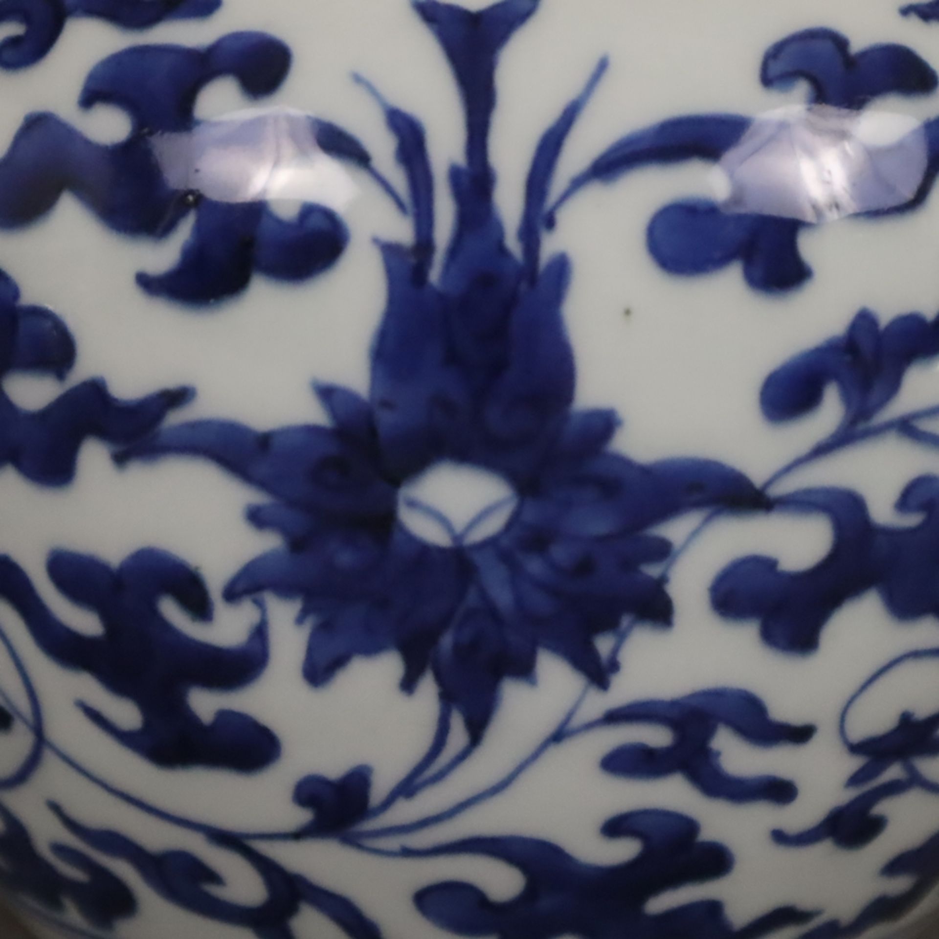 Cachepot - China, Qing-Dynastie, Porzellan, umlaufend mäandrierender Rankendekor mit großen Blüten  - Bild 3 aus 8