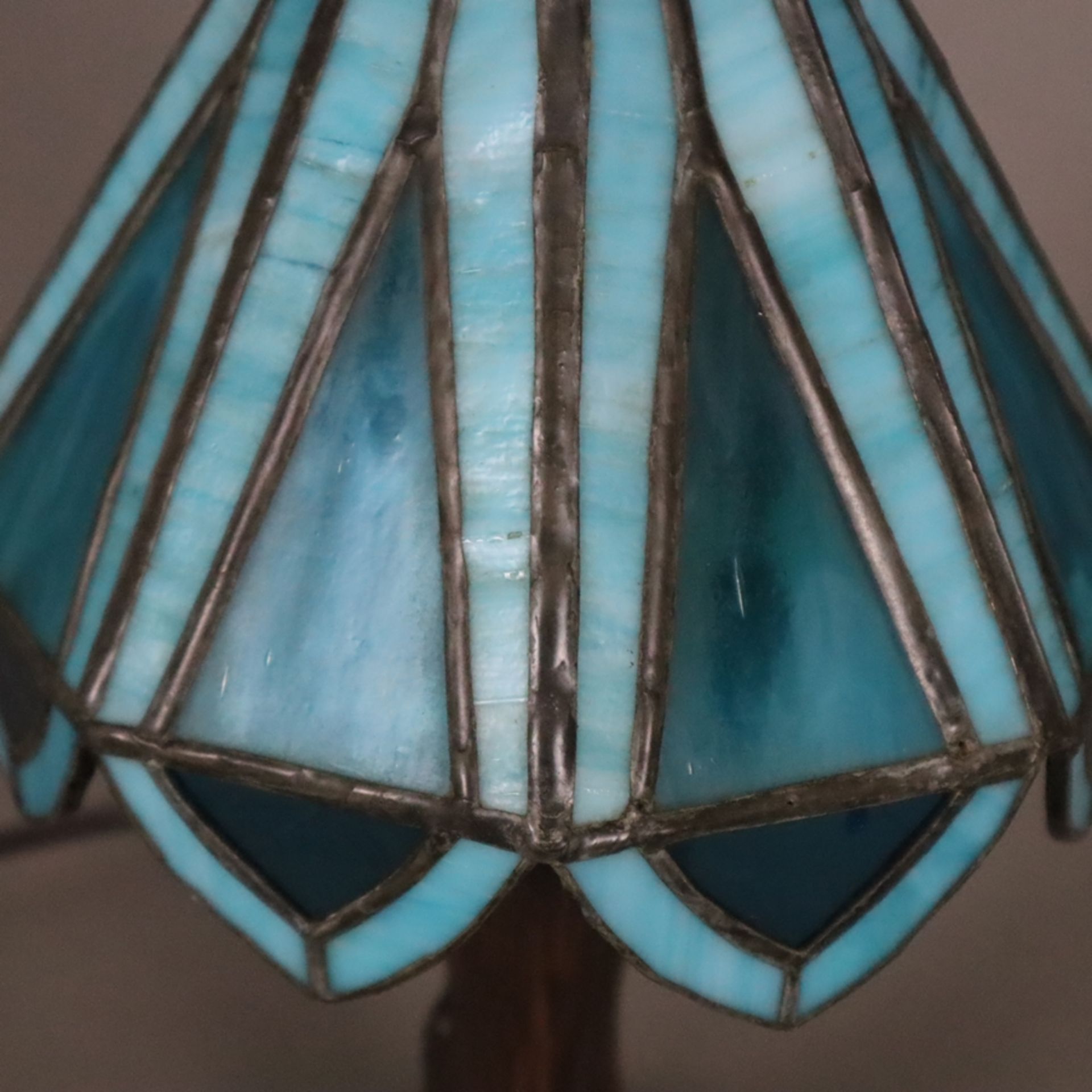 Kleine Tischlampe im Tiffany-Stil - 20.Jh., bronzierter Metallstand in Baumstammoptik, Schirm aus t - Bild 4 aus 5