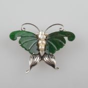 Brosche in Schmetterlingsform - Weißgold, geprüft, filigran geschnitzte Flügel aus spinatgrüner Jad