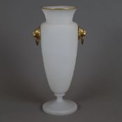 Elegante Glasvase - opakes weißes Glas mit Goldrand, gefußte leicht ansteigende Wandung mit eingesc