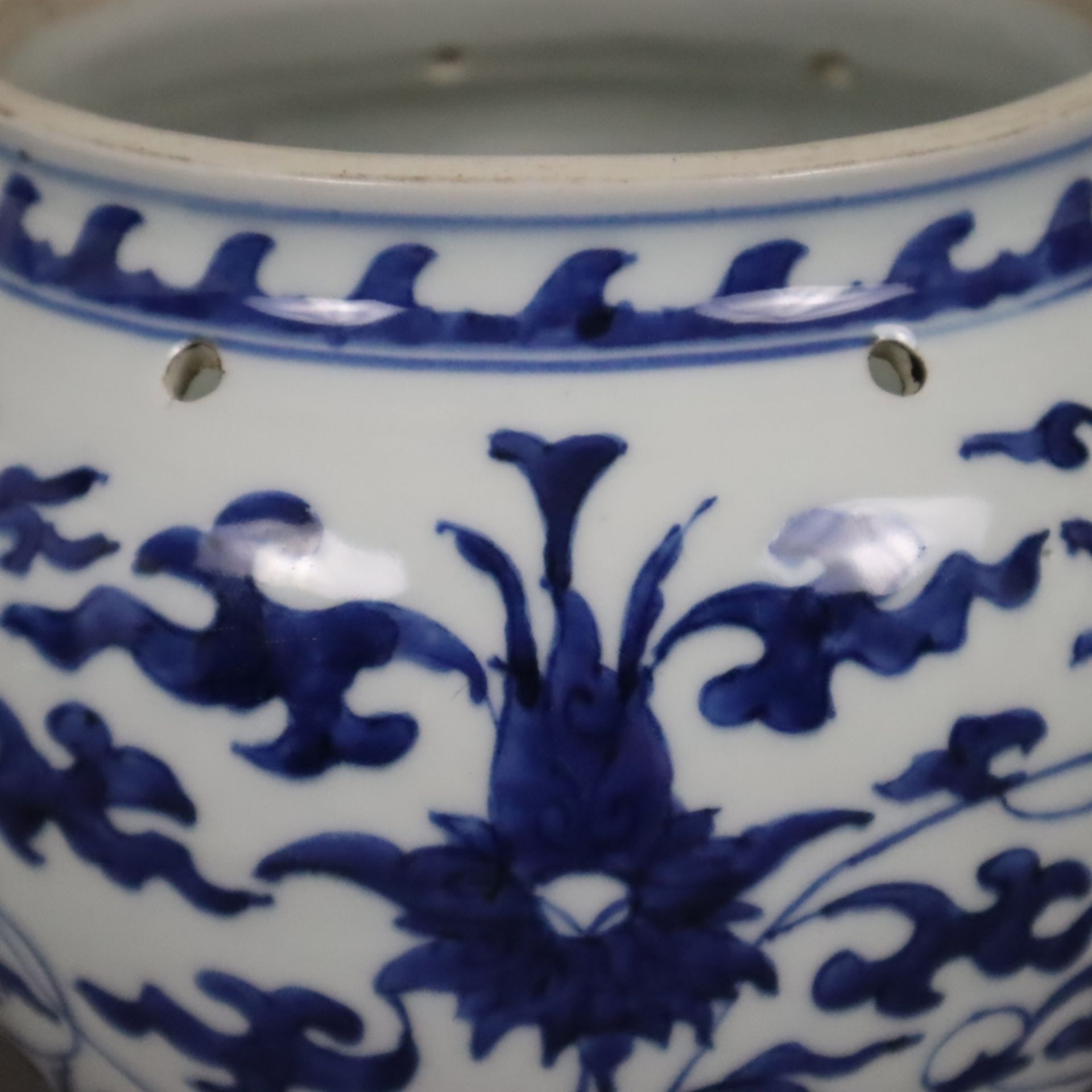 Cachepot - China, Qing-Dynastie, Porzellan, umlaufend mäandrierender Rankendekor mit großen Blüten  - Bild 6 aus 8