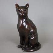 Sitzende Katze - Bronze, dunkel patiniert, naturalistische Darstellung in Lebensgröße, hohl gearbei