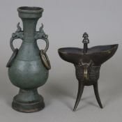 Zwei Nachbildungen archaischer Bronzen - Bronzelegierung, 1 gefußte Balustervase mit Fabeltierköpfe