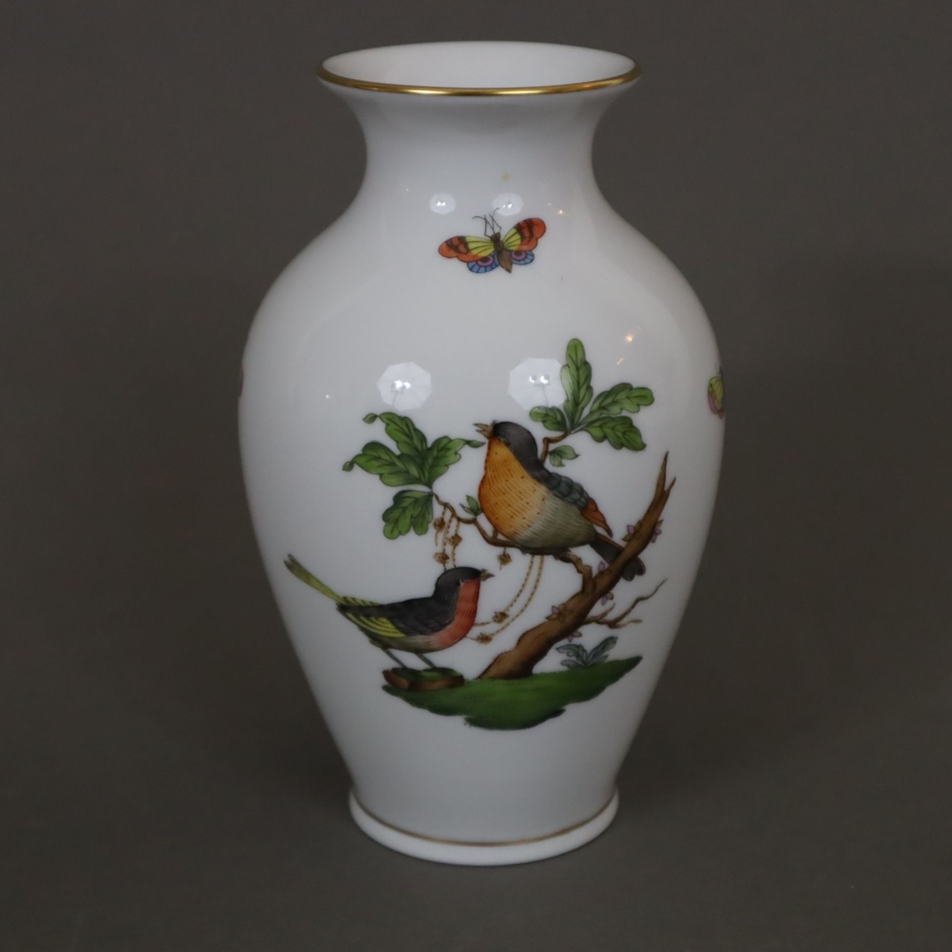 Drei kleine Vasen - Herend, Ungarn, Porzellan, Dekor "Rothschild", polychrome Malerei mit Vogel-und - Bild 4 aus 7