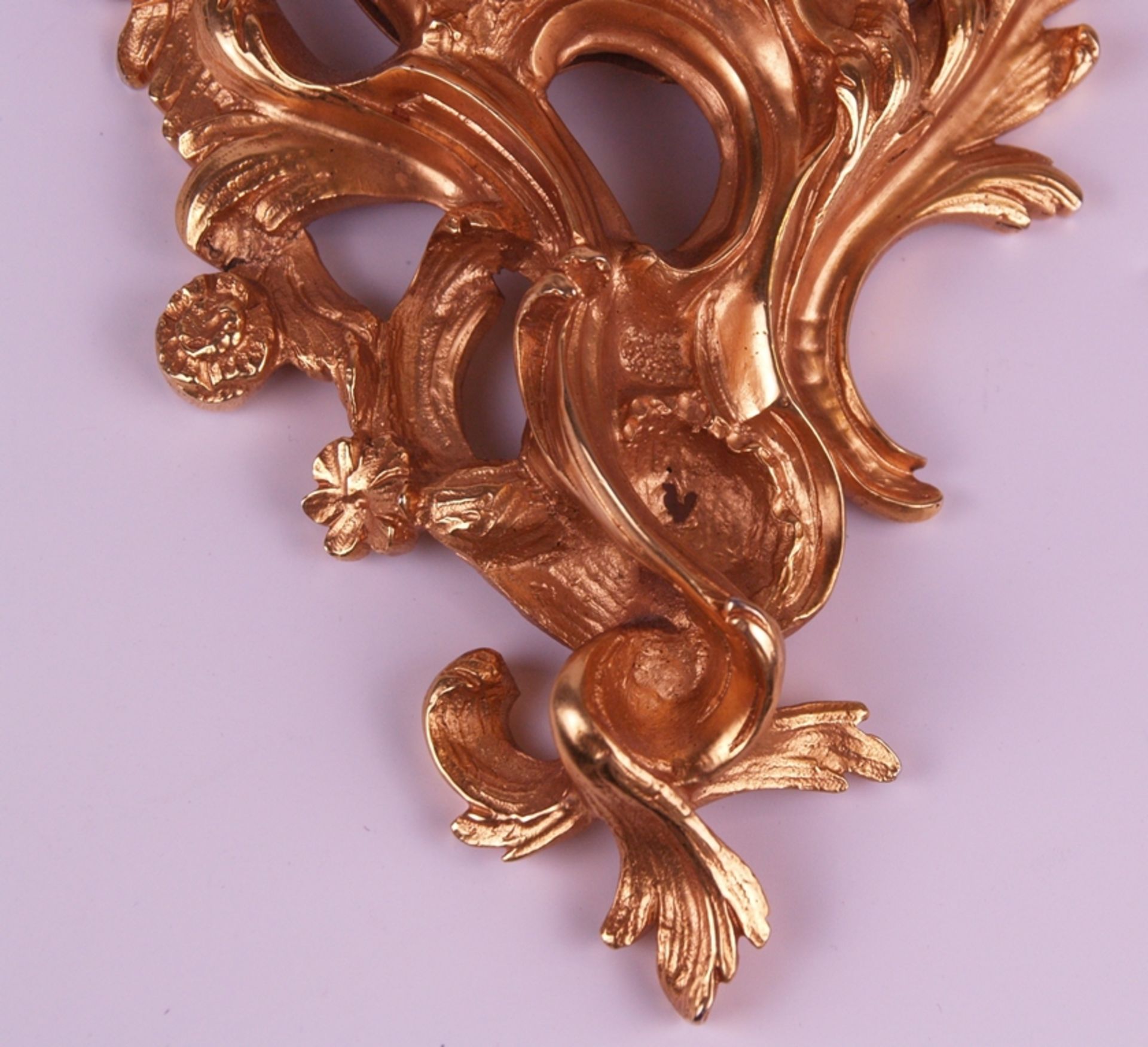 Miniatur-Cartelluhr - Gehäuse Frankreich, 19.Jh., feine Bronze vergoldet mit durchbrochenem Rocaill - Bild 3 aus 4
