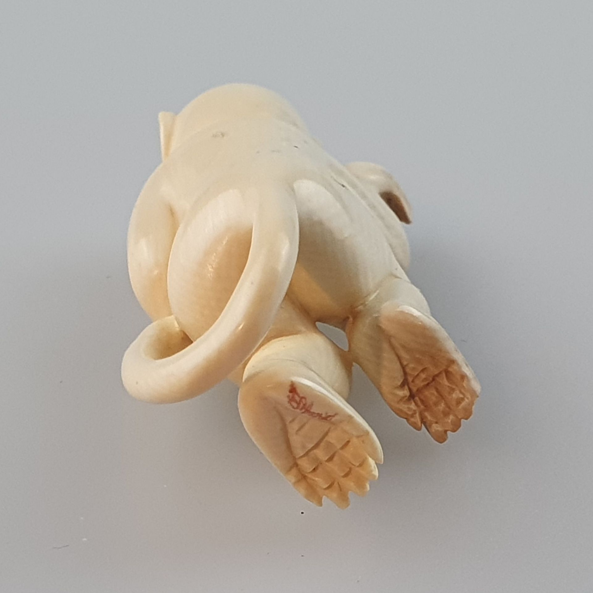 Katabori-Netsuke - Tanzender Affe, feine Elfenbein-Schnitzarbeit, dunkel eingelegte Augen, untersei - Bild 6 aus 6