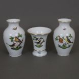 Drei kleine Vasen - Herend, Ungarn, Porzellan, Dekor "Rothschild", polychrome Malerei mit Vogel-und
