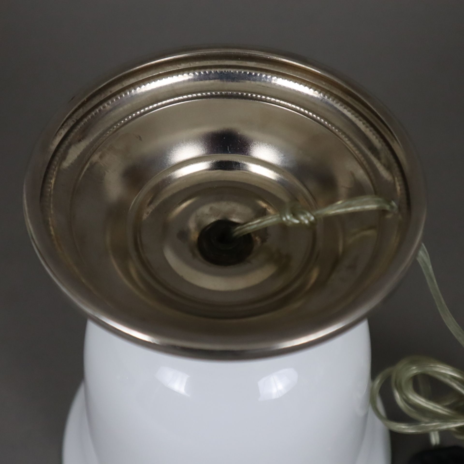 Ein Paar Tischlampen im Art-Déco Stil - Metallfuß, glockenförmiger weißer Opalglas-Schirm, 1-flammi - Bild 6 aus 6