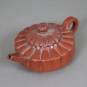 Zisha-Kanne mit Rippendekor - China, im Boden und Deckel gemarkt, H. ca.7 cm, Dm. ca.10,5cm