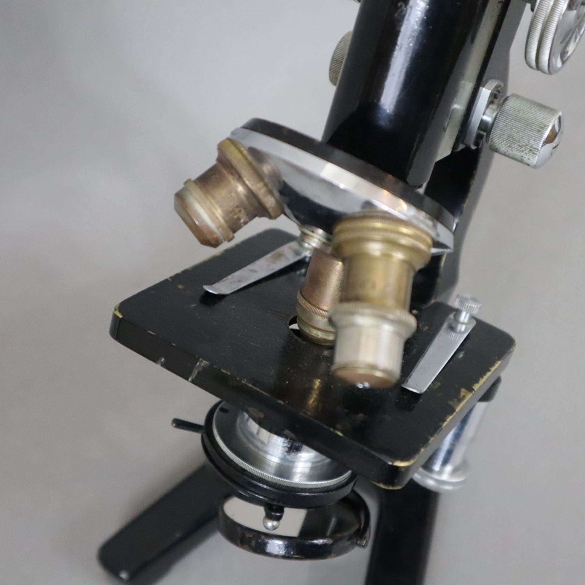 Zwei Mikroskope mit Zubehör - Ernst Leitz Wetzlar, am Tubus signiert mit Seriennummer "214567", Spi - Bild 3 aus 9