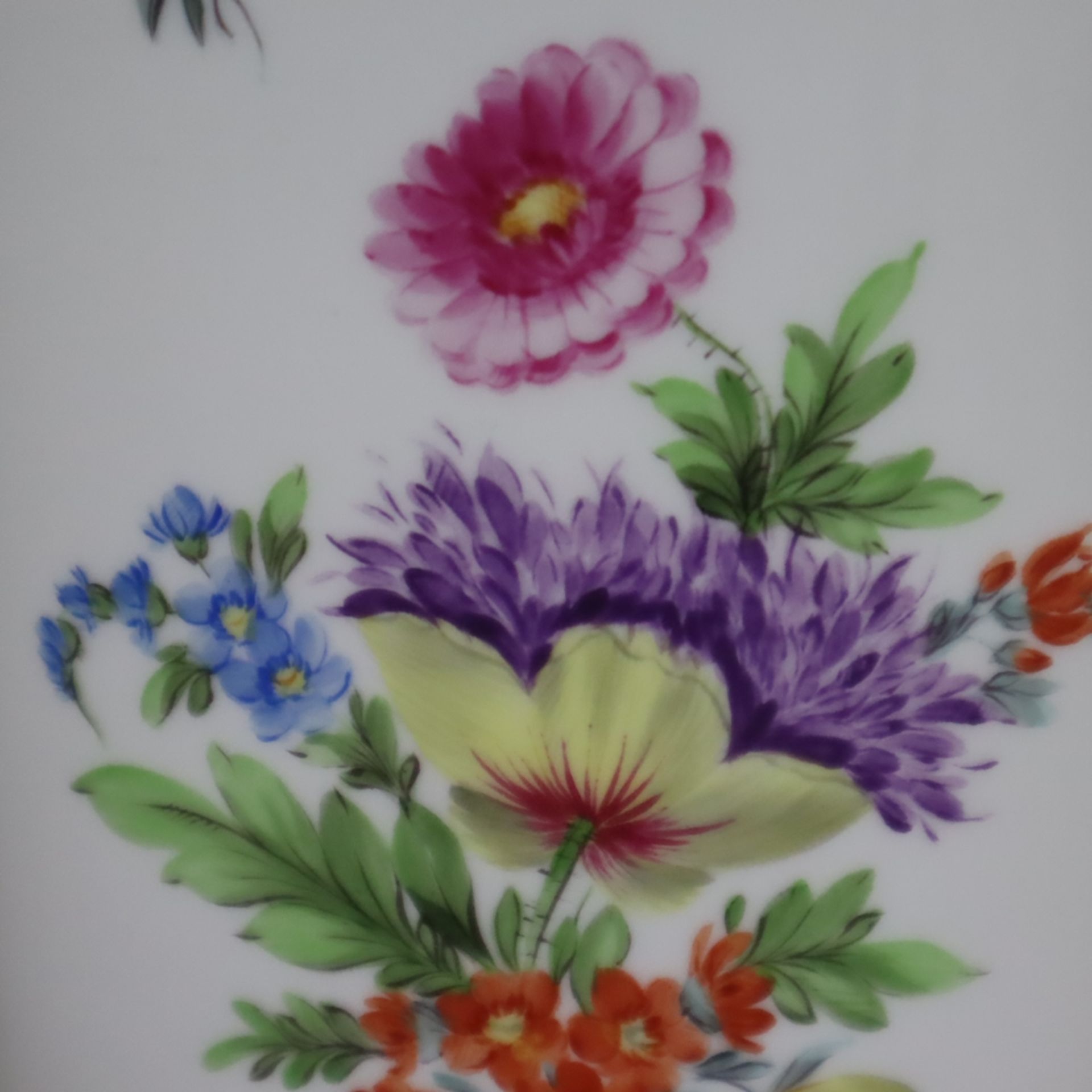Vase - Herend, Ungarn, Porzellan, polychrom bemalt mit Blumenarrangements und Streublumen, Goldränd - Bild 2 aus 6