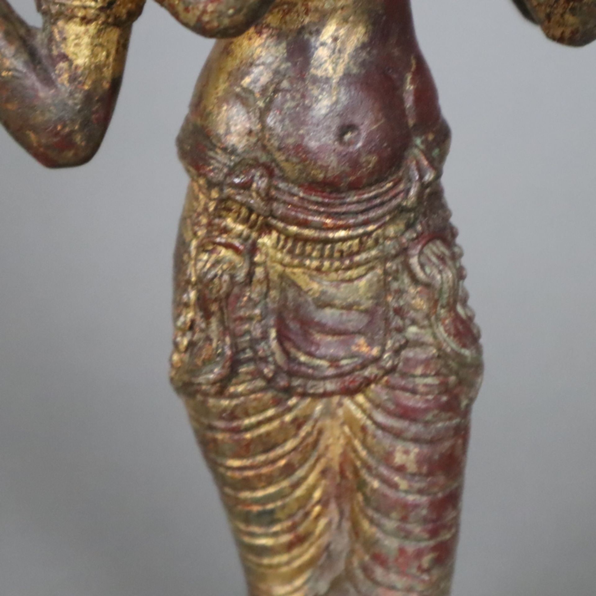 Krishnaitische Figur mit Flöte - Bronzelegierung mit Goldlackfassung, teils berieben, in typischer  - Bild 4 aus 10