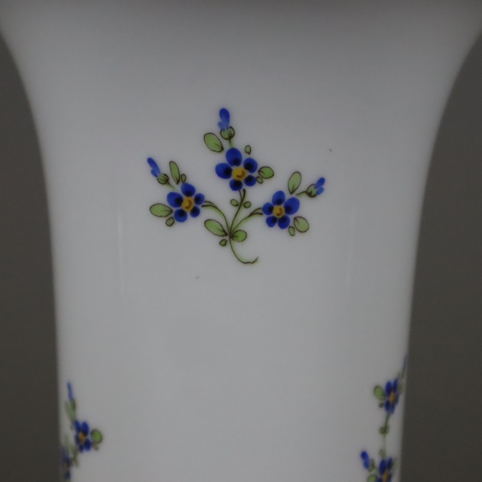 Trichtervase - Hoechst, Porzellan, polychrom bemalt mit Blumendekor, Goldakzente, unterseitig blaue - Bild 3 aus 5