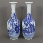 Zwei blau-weiße Porzellanvasen - China 20.Jh., Flaschenvasen mit langem Hals und ausgestellter Münd