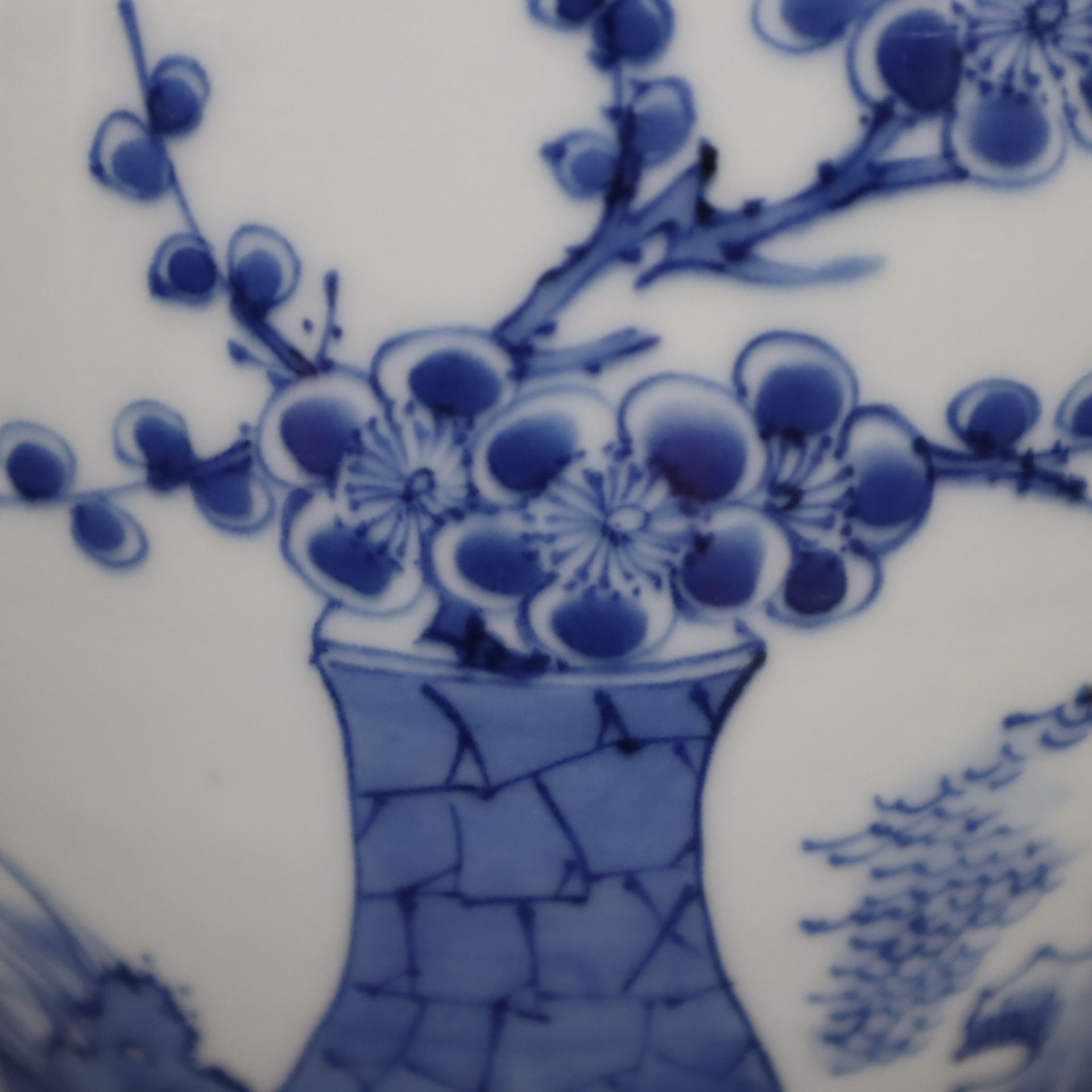 Blau-weiße Vase - China, frühe Qing-Dynastie, Porzellan, umlaufend in Unterglasurblau bemalt mit Bl - Bild 8 aus 10